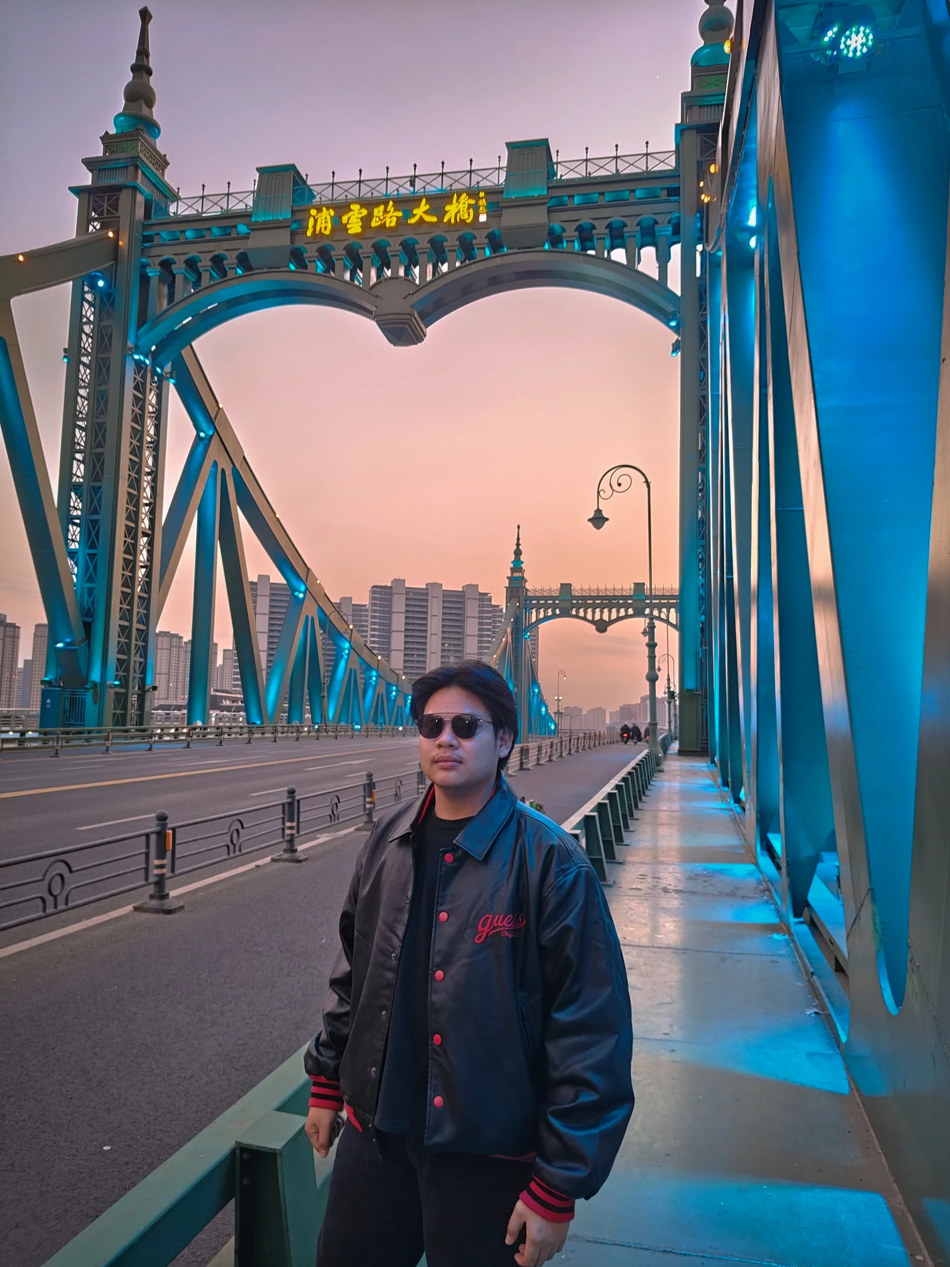 A travel portrait on Waibaidu Bridge